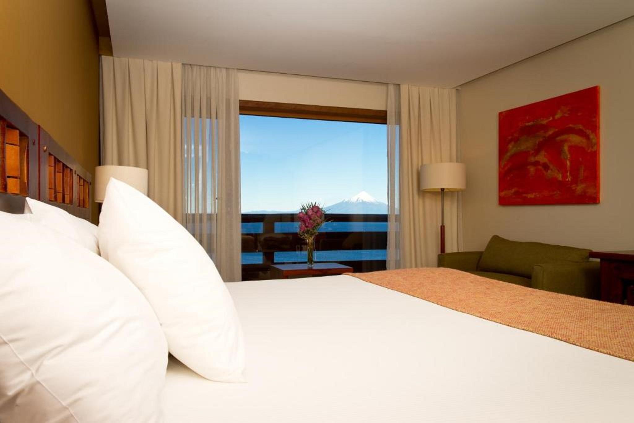 Wyndham Puerto Varas Pettra Bagian luar foto A room at the hotel