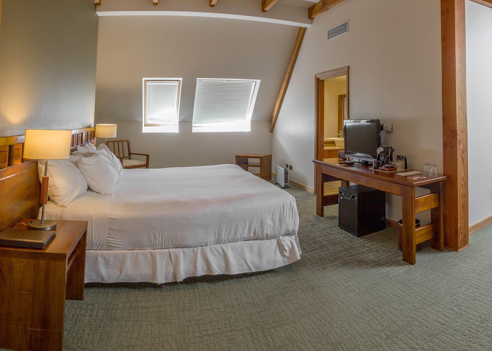 Wyndham Puerto Varas Pettra Bagian luar foto A room at the Inn at the Opera