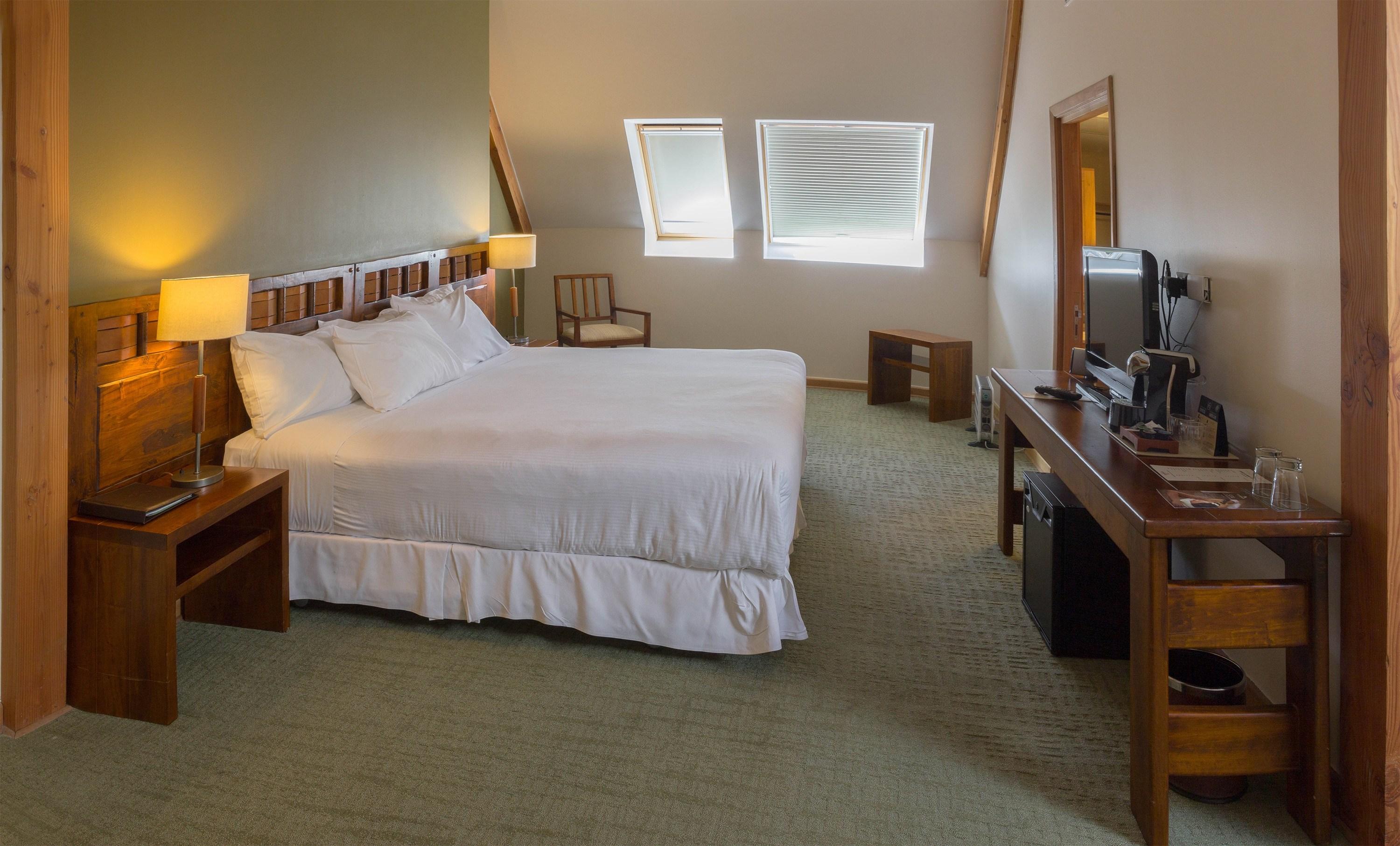 Wyndham Puerto Varas Pettra Bagian luar foto A room at the Inn at the Opera