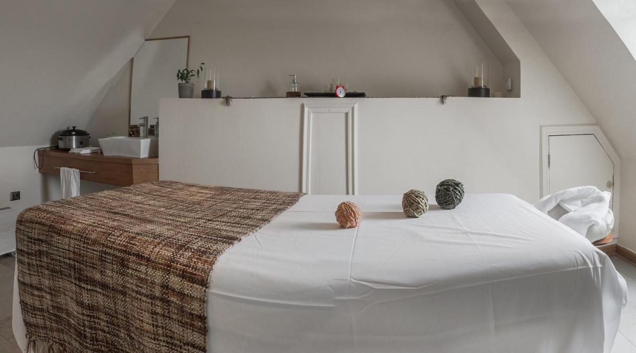 Wyndham Puerto Varas Pettra Bagian luar foto A massage table