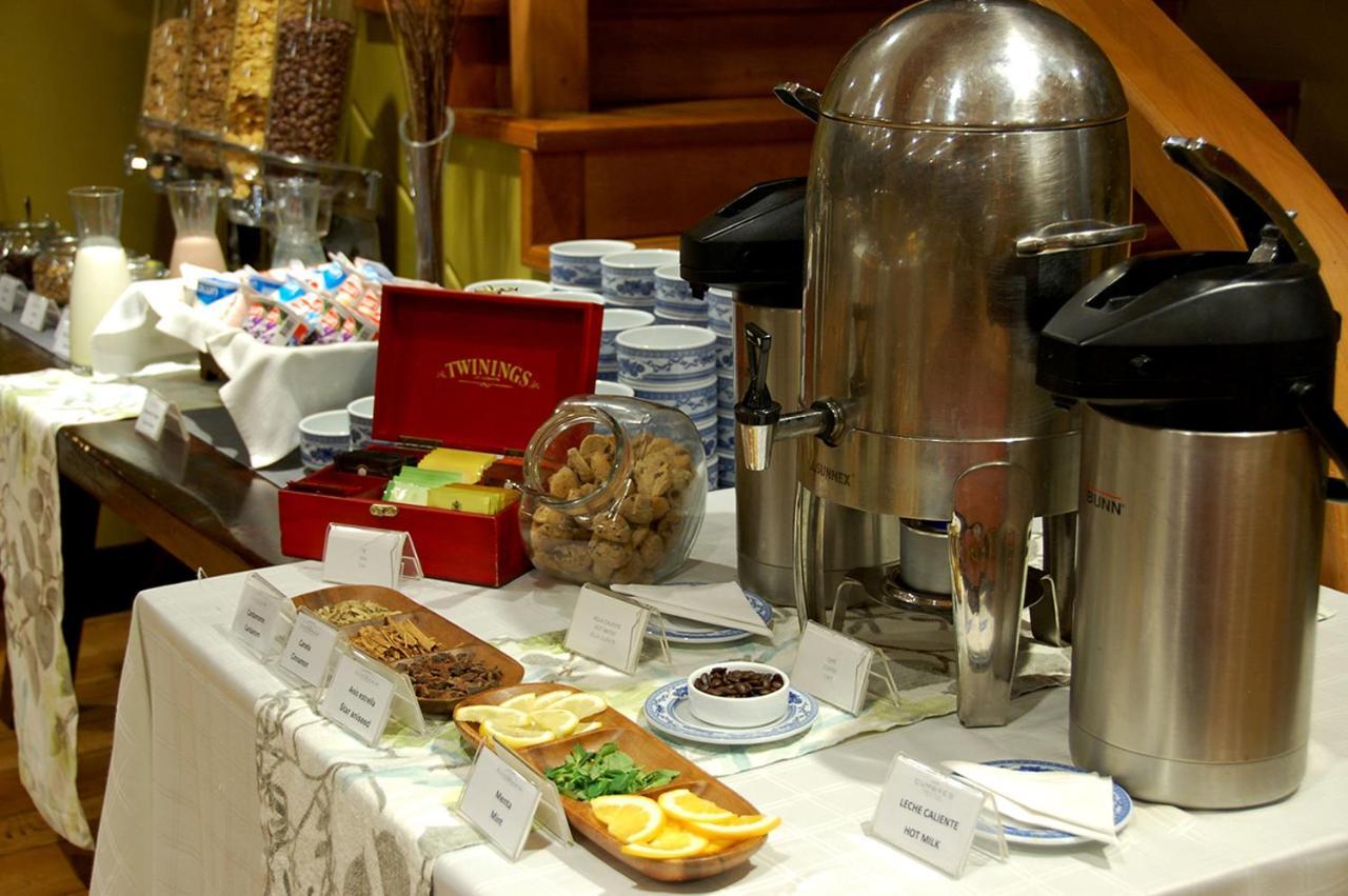 Wyndham Puerto Varas Pettra Bagian luar foto A coffee break