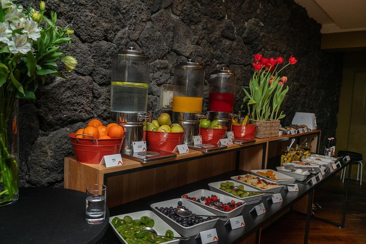 Wyndham Puerto Varas Pettra Bagian luar foto A buffet at a hotel
