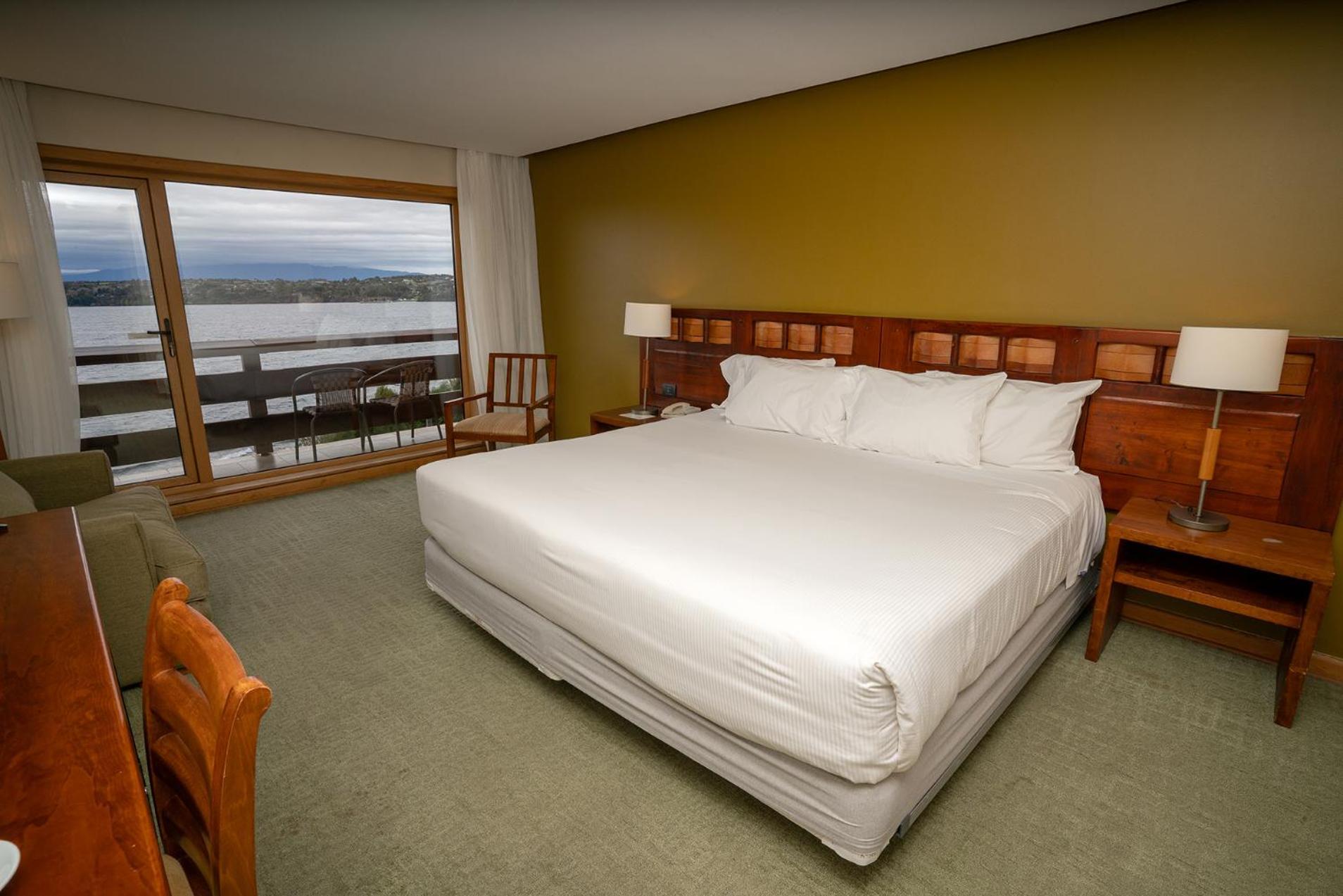 Wyndham Puerto Varas Pettra Bagian luar foto A bedroom at the lodge