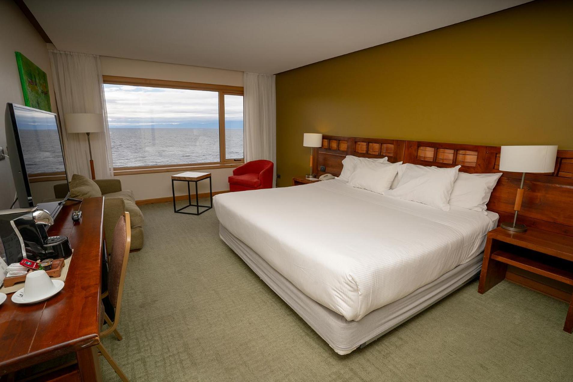 Wyndham Puerto Varas Pettra Bagian luar foto A room at the Hotel
