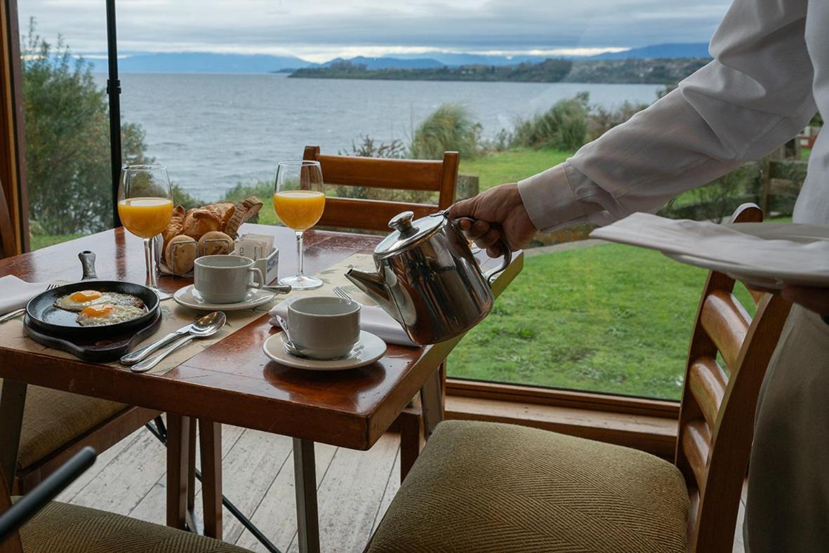 Wyndham Puerto Varas Pettra Bagian luar foto A waiter serving tea at a hotel