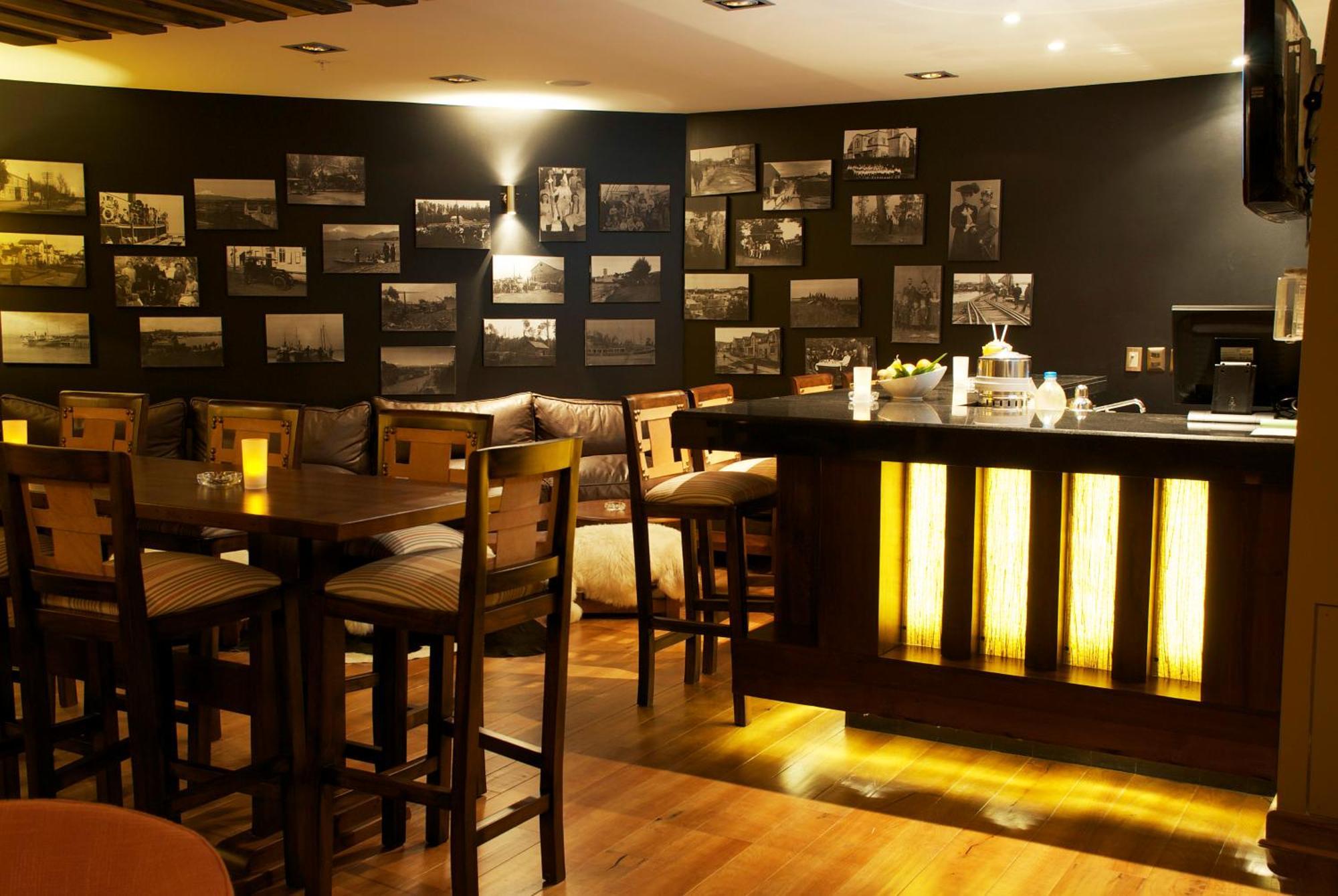 Wyndham Puerto Varas Pettra Bagian luar foto The bar at the hotel