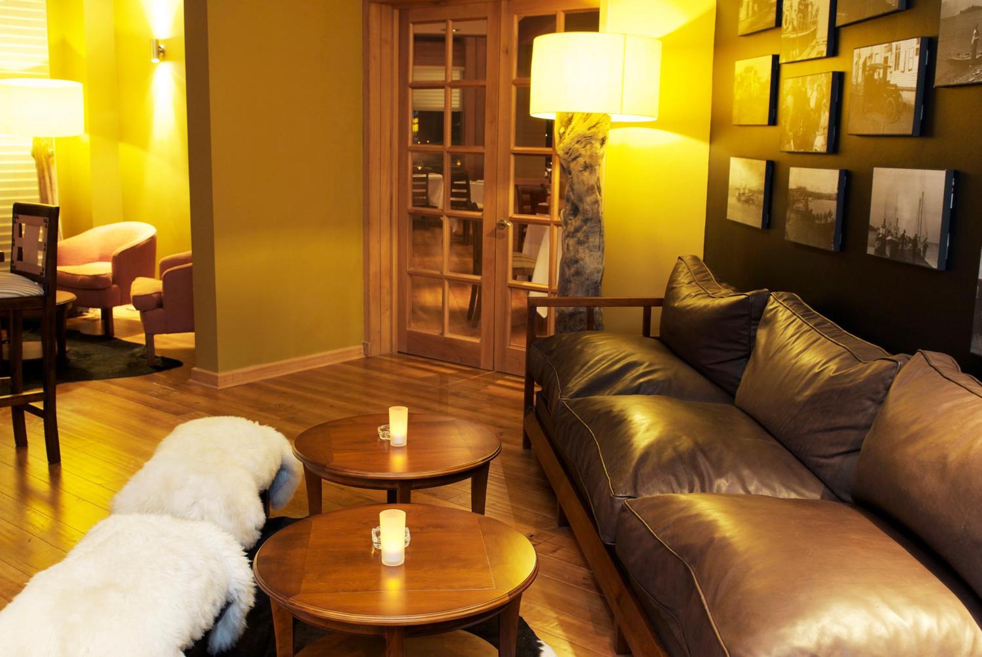 Wyndham Puerto Varas Pettra Bagian luar foto The interior of the lounge
