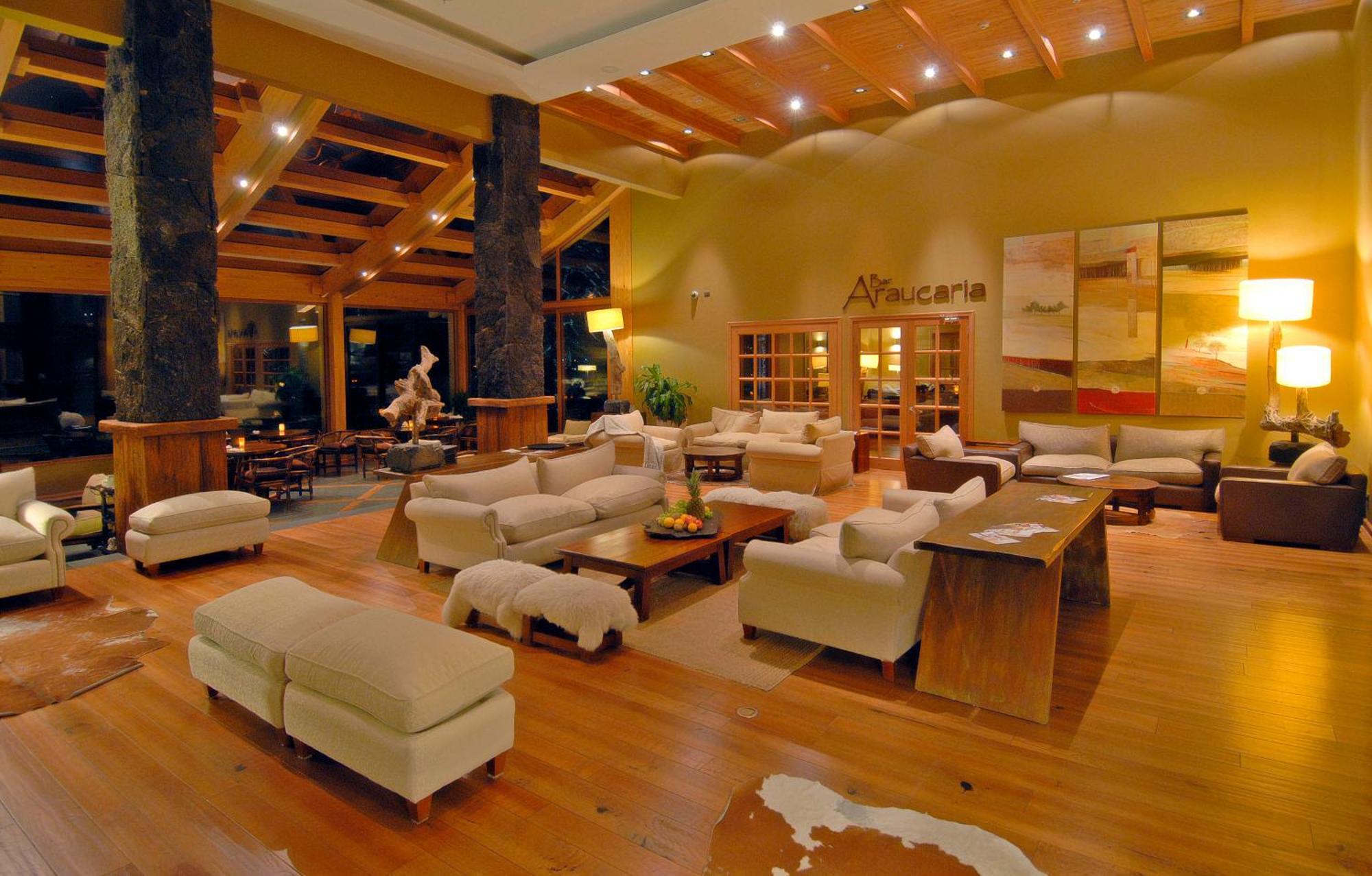 Wyndham Puerto Varas Pettra Bagian luar foto The lobby of the hotel