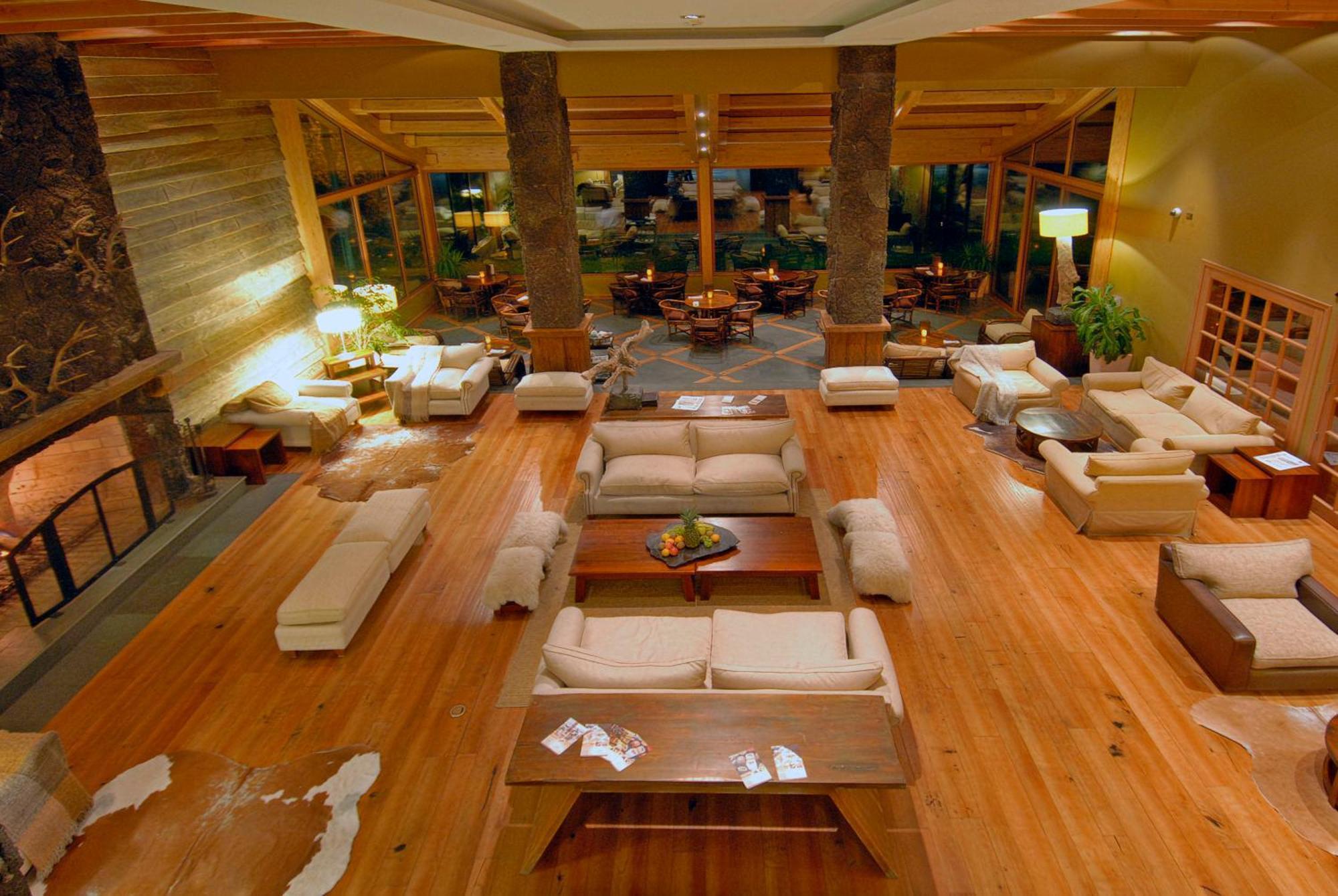 Wyndham Puerto Varas Pettra Bagian luar foto The lobby at the Four Seasons Resort