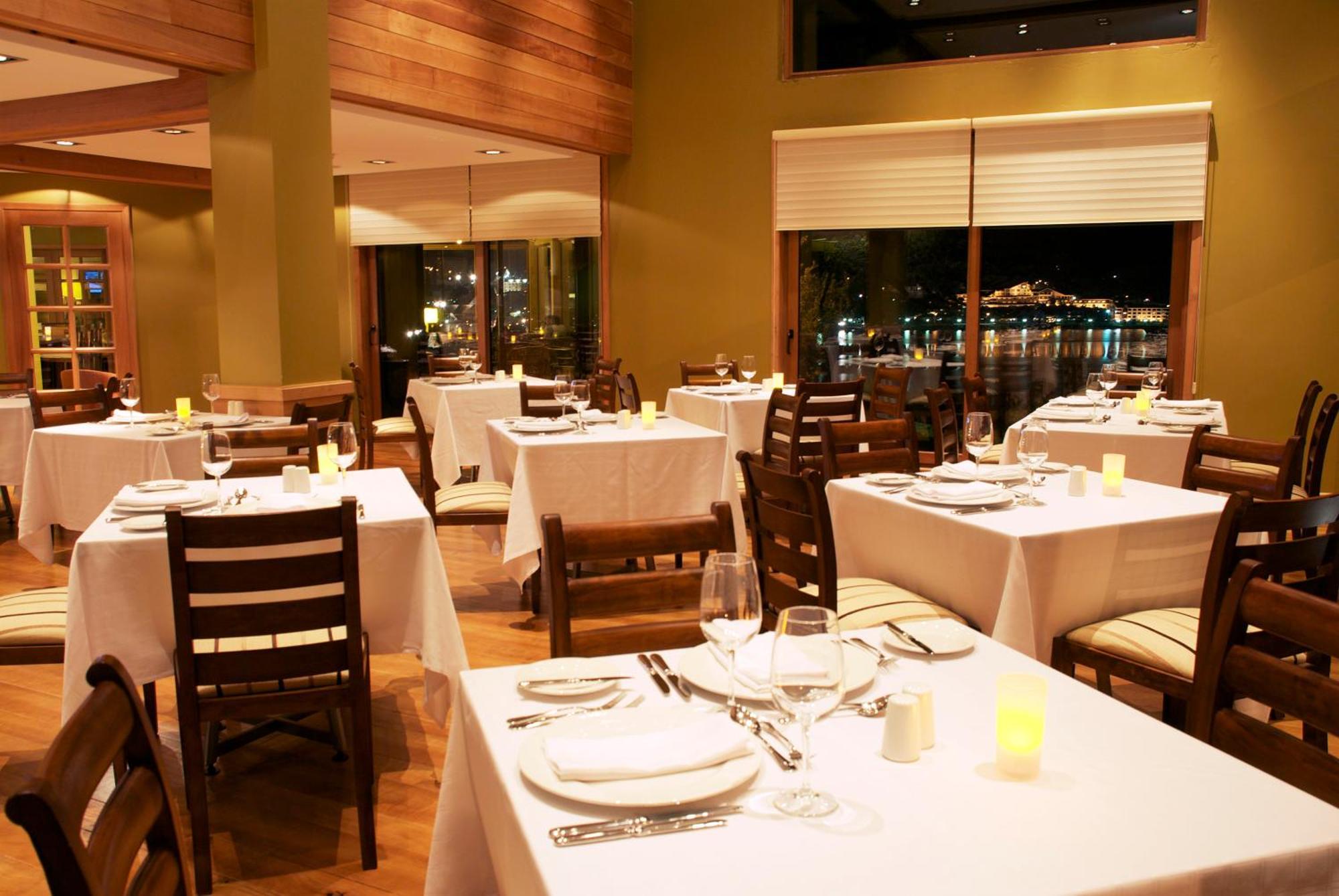 Wyndham Puerto Varas Pettra Bagian luar foto Interior of the restaurant