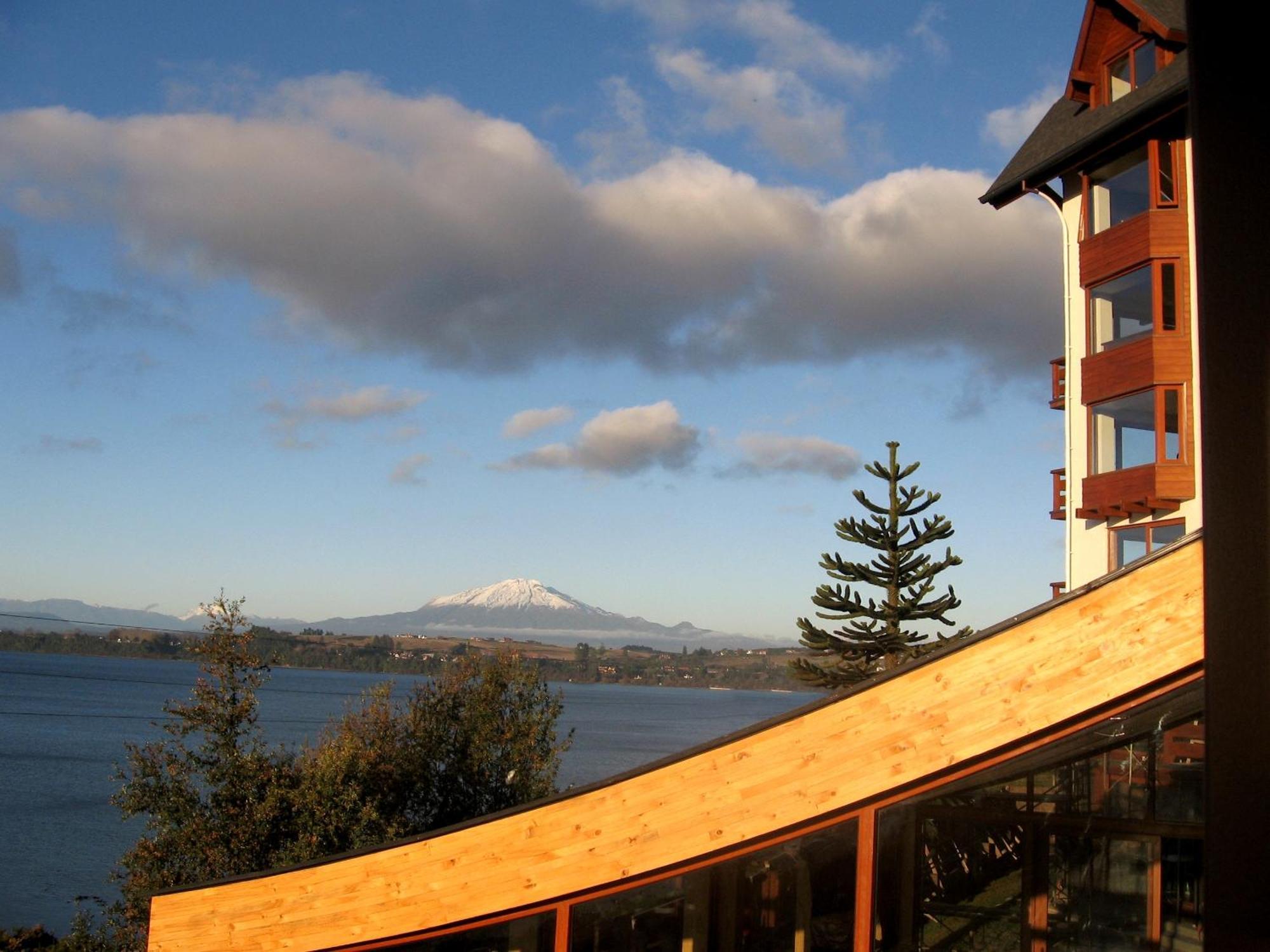 Wyndham Puerto Varas Pettra Bagian luar foto View of Mount Rainier from the home of a resident of the community