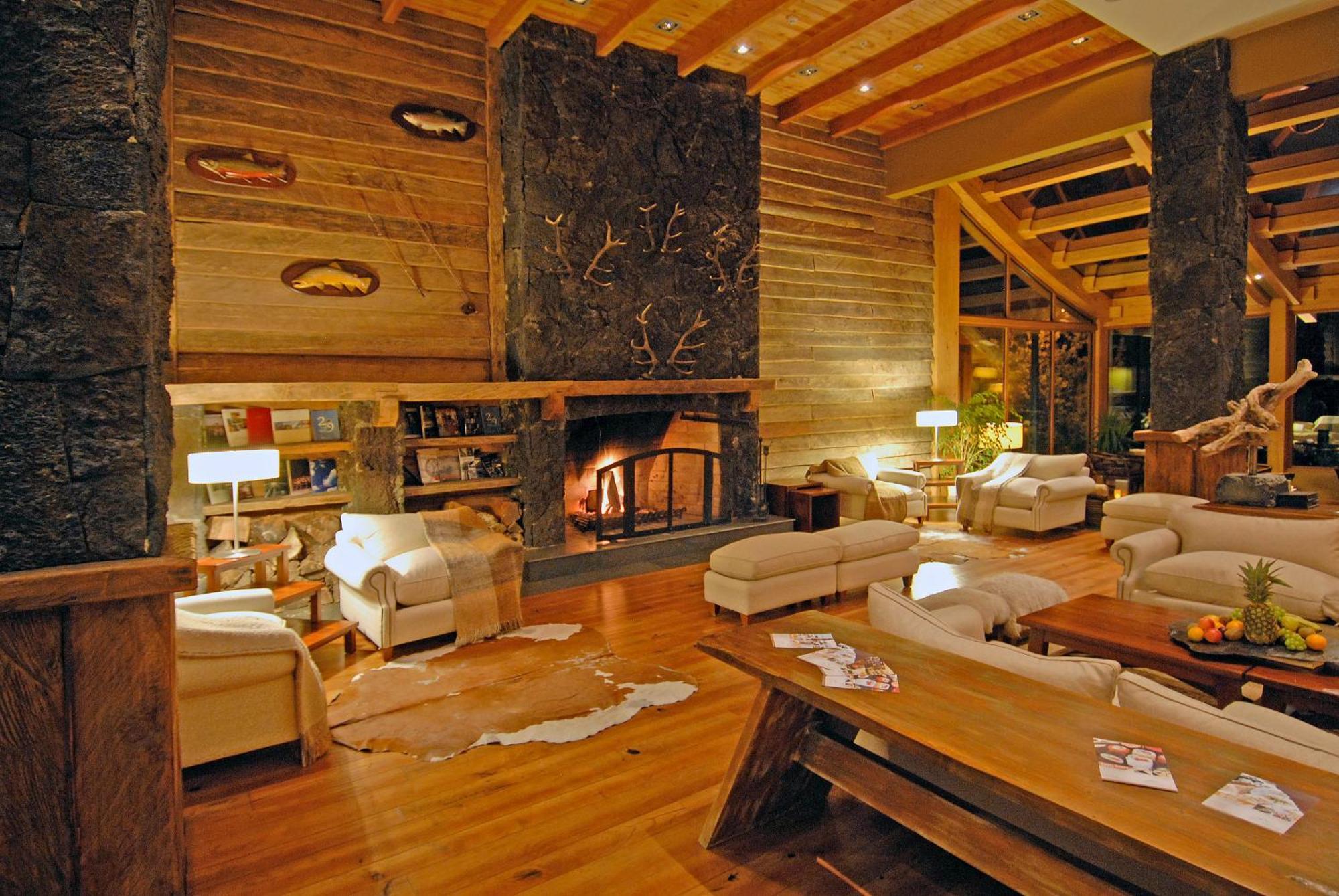 Wyndham Puerto Varas Pettra Bagian luar foto The lobby at the Hotel Patagonico
