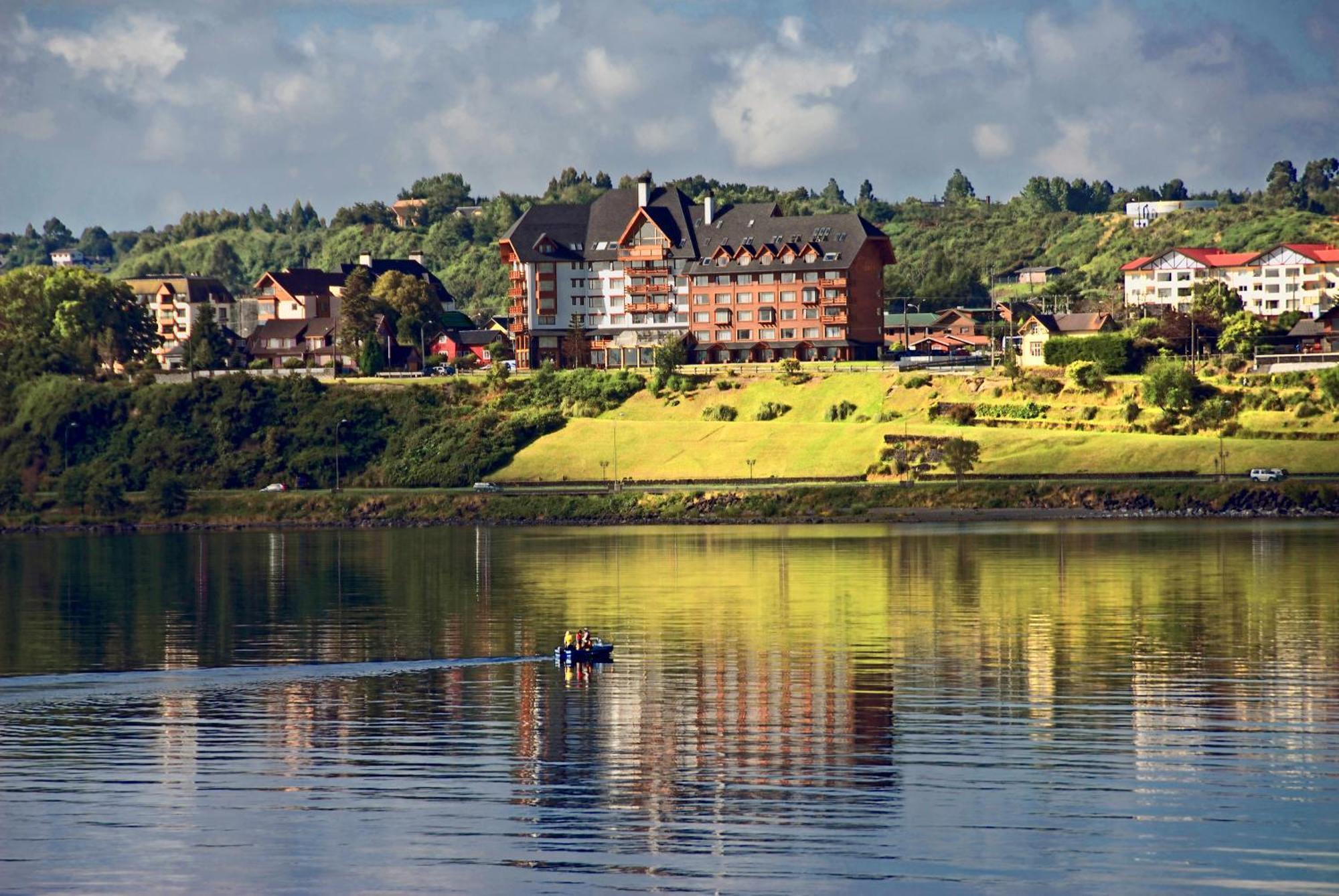 Wyndham Puerto Varas Pettra Bagian luar foto View of the village