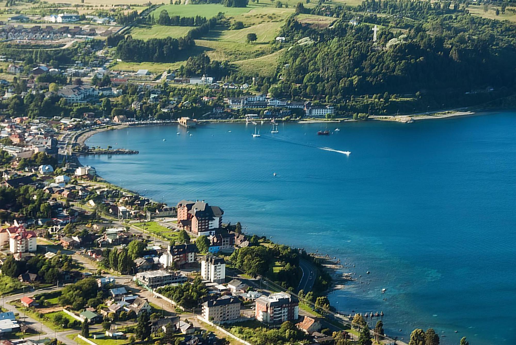 Wyndham Puerto Varas Pettra Bagian luar foto Aerial view of the town