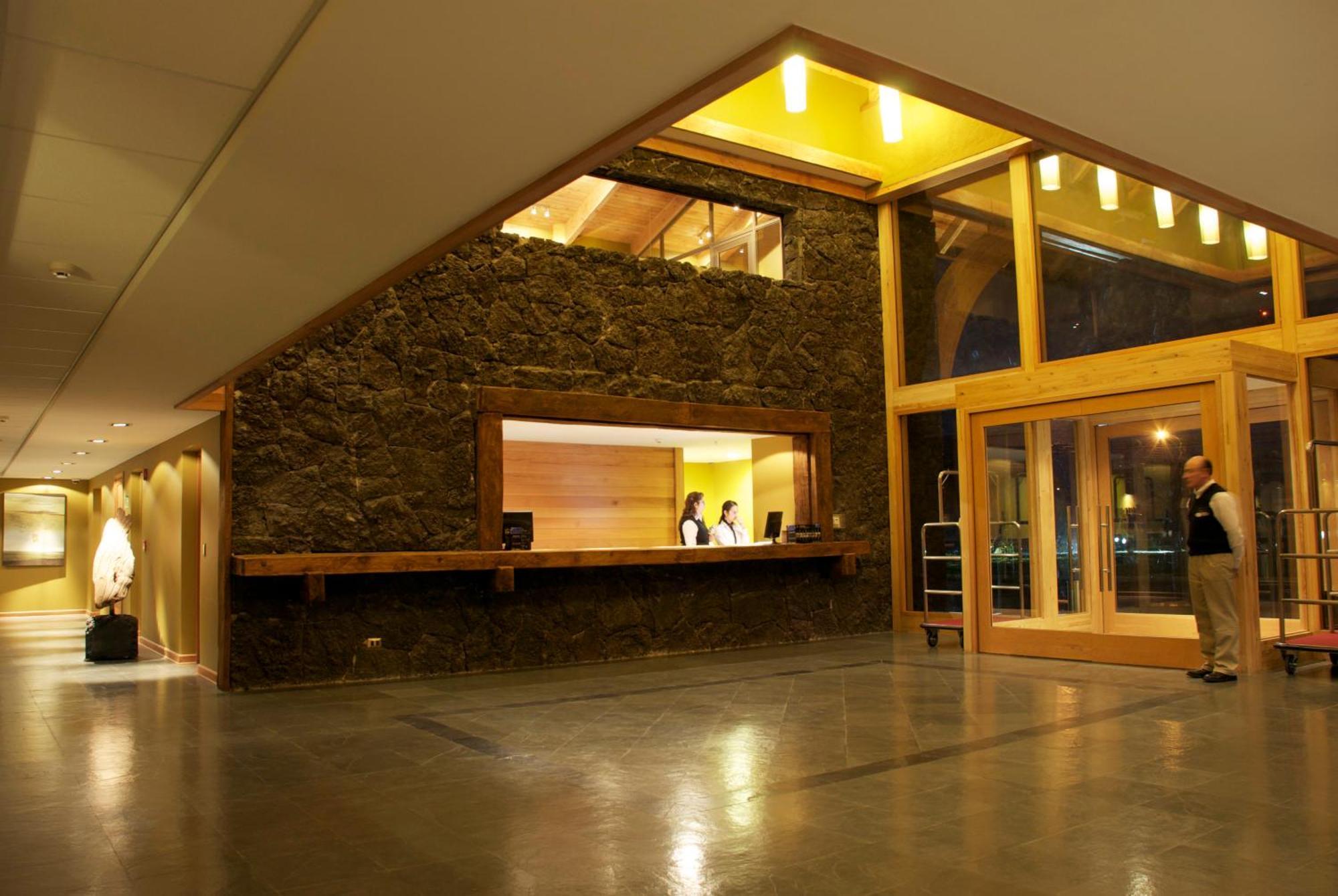 Wyndham Puerto Varas Pettra Bagian luar foto The lobby of the hotel
