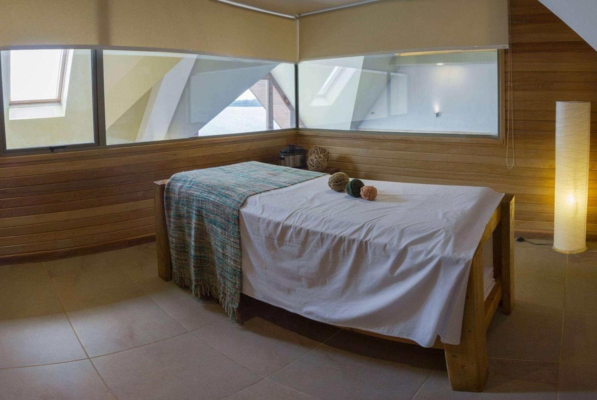Wyndham Puerto Varas Pettra Bagian luar foto A massage bed