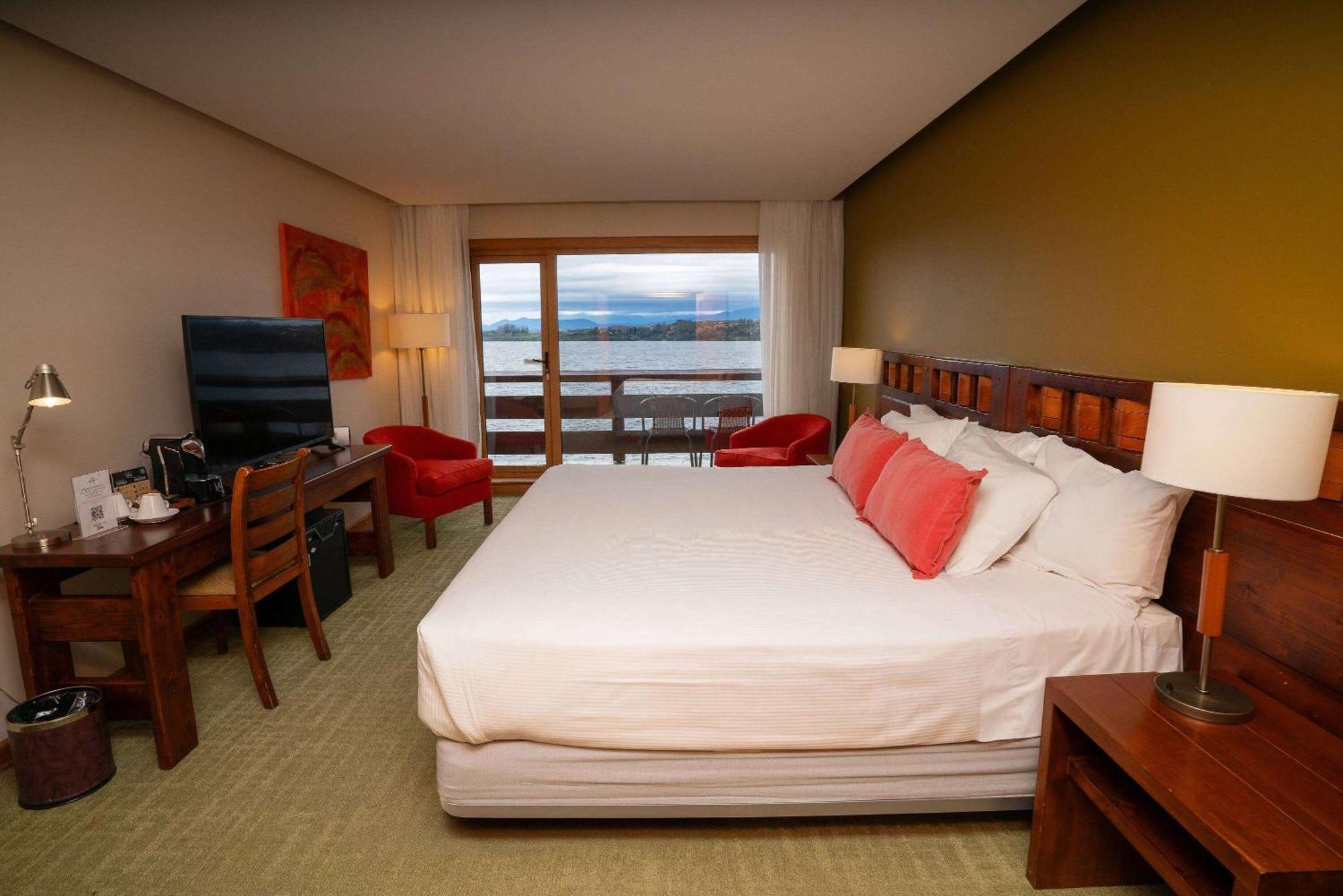 Wyndham Puerto Varas Pettra Bagian luar foto A room at the hotel