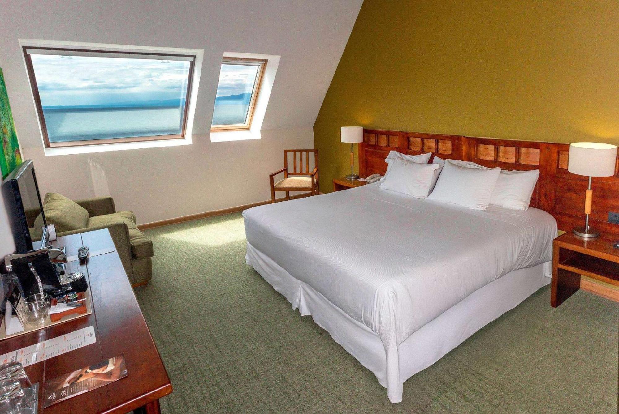 Wyndham Puerto Varas Pettra Bagian luar foto A room at the Hotel El Emporio