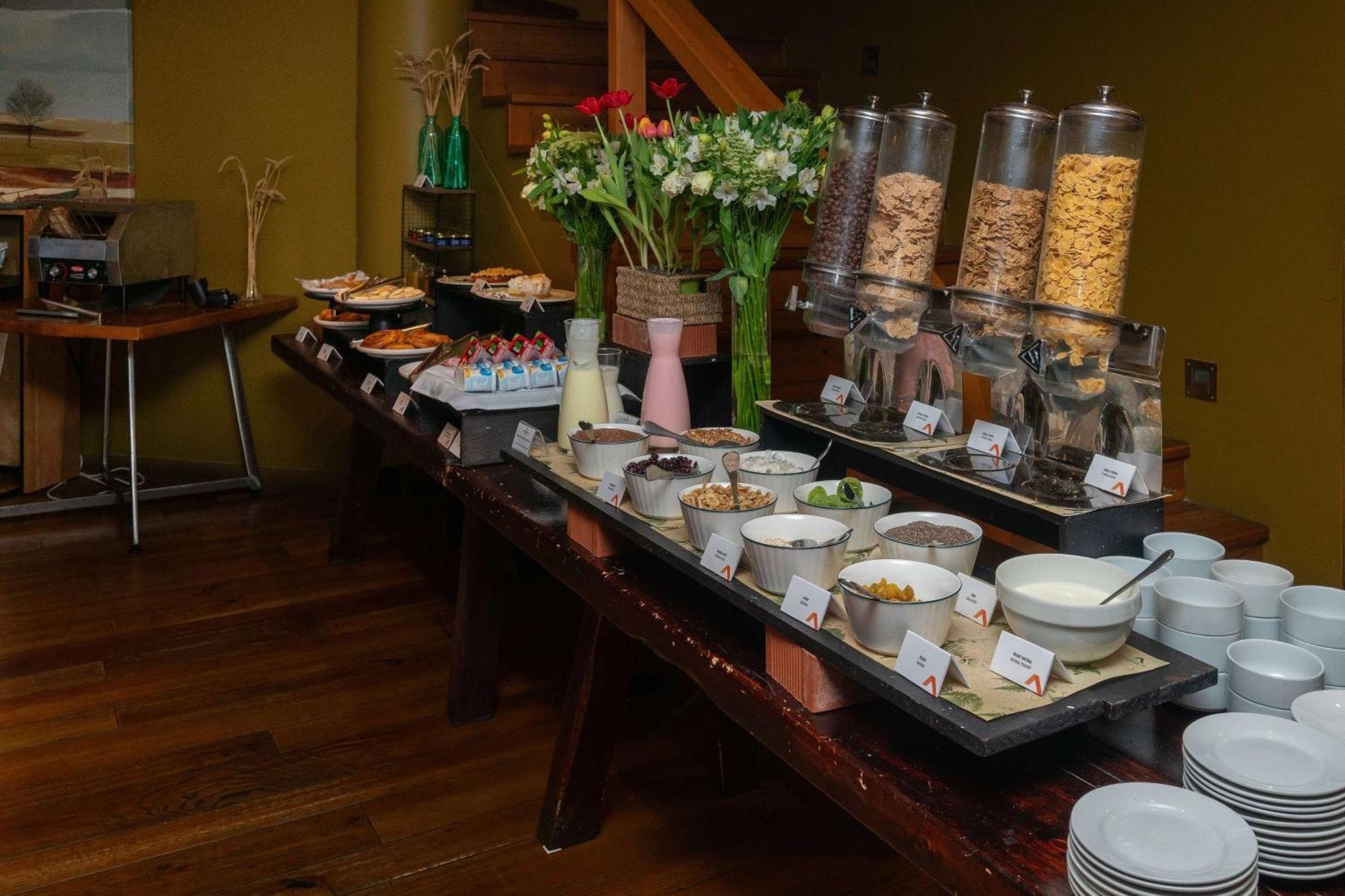 Wyndham Puerto Varas Pettra Bagian luar foto A breakfast buffet