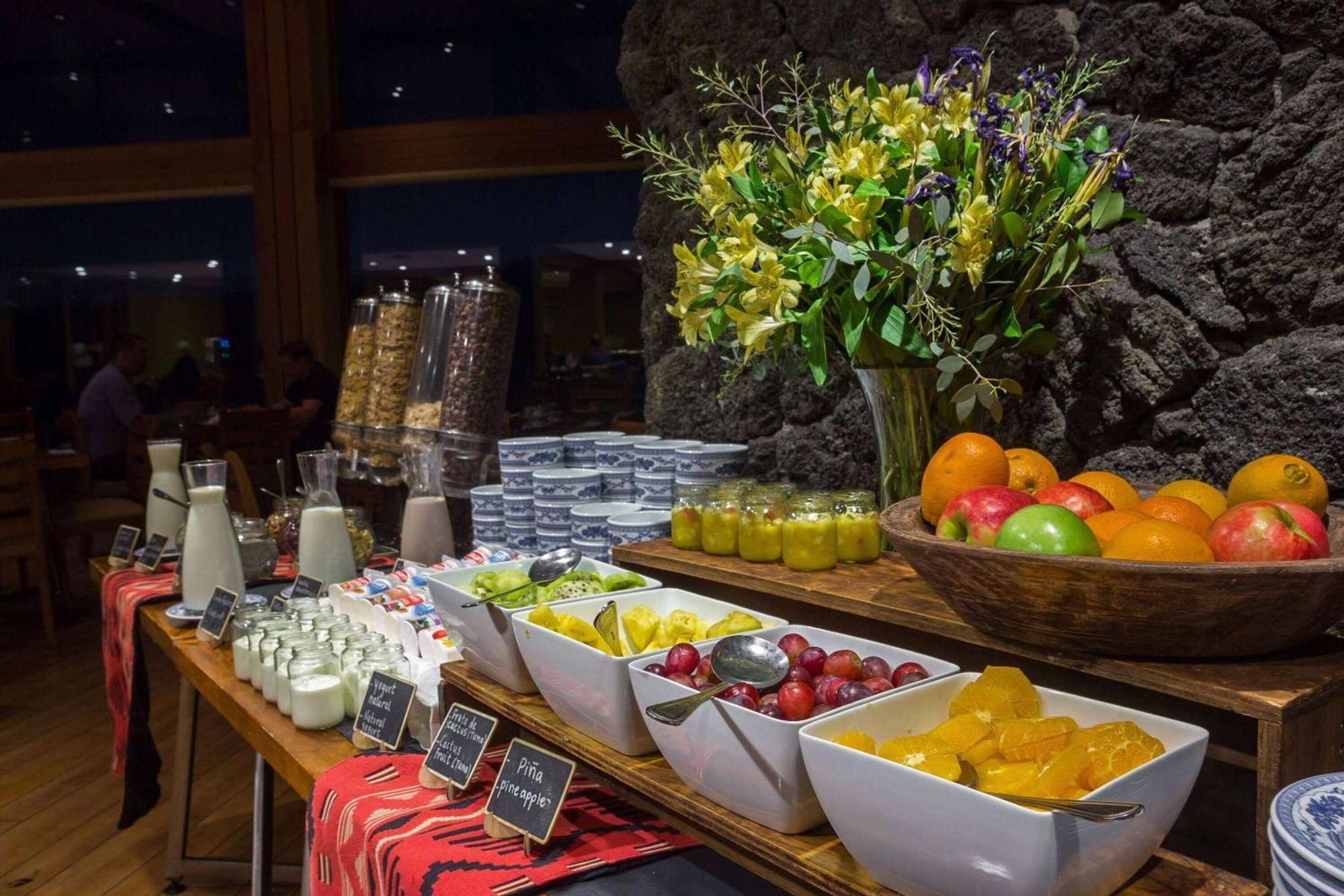Wyndham Puerto Varas Pettra Bagian luar foto A breakfast buffet