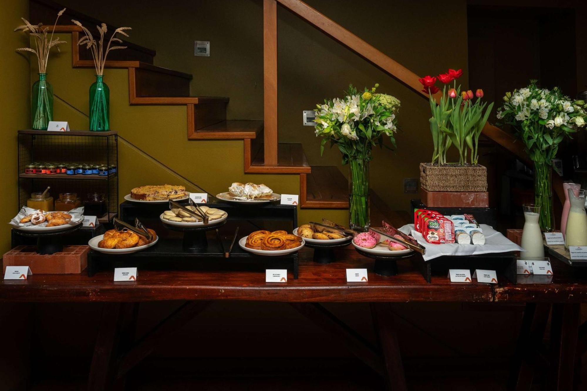 Wyndham Puerto Varas Pettra Bagian luar foto A dessert table at a wedding reception