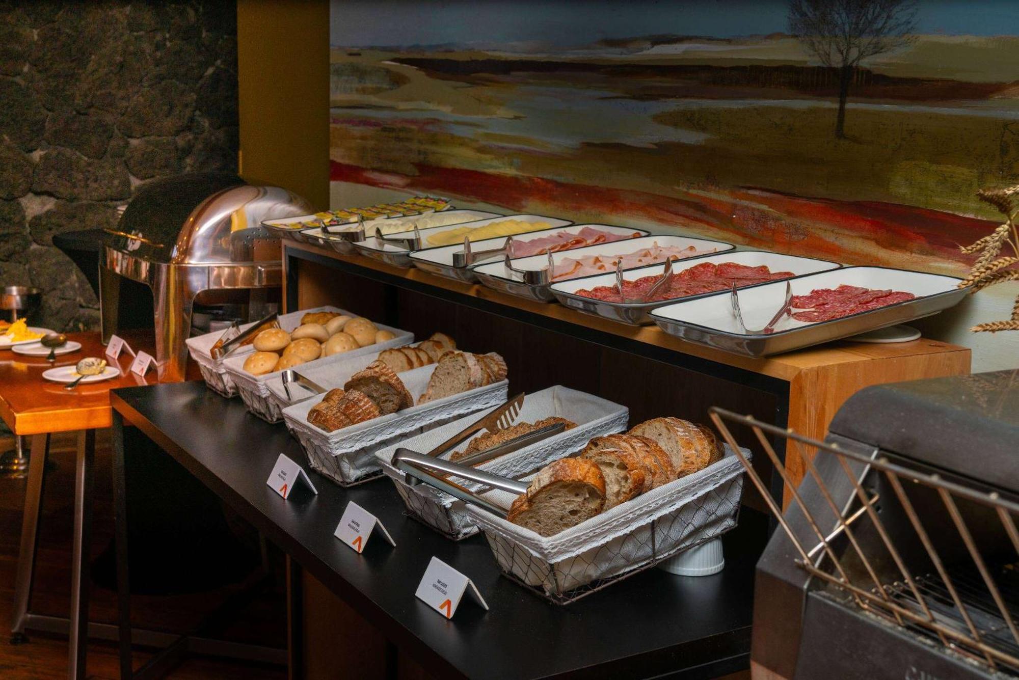 Wyndham Puerto Varas Pettra Bagian luar foto A buffet at a hotel