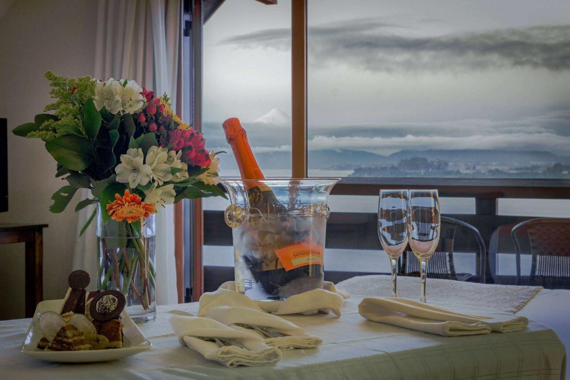 Wyndham Puerto Varas Pettra Bagian luar foto A bottle of champagne in a cooler