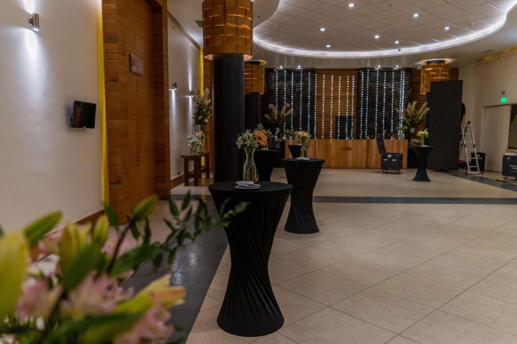 Wyndham Puerto Varas Pettra Bagian luar foto The foyer of the main auditorium